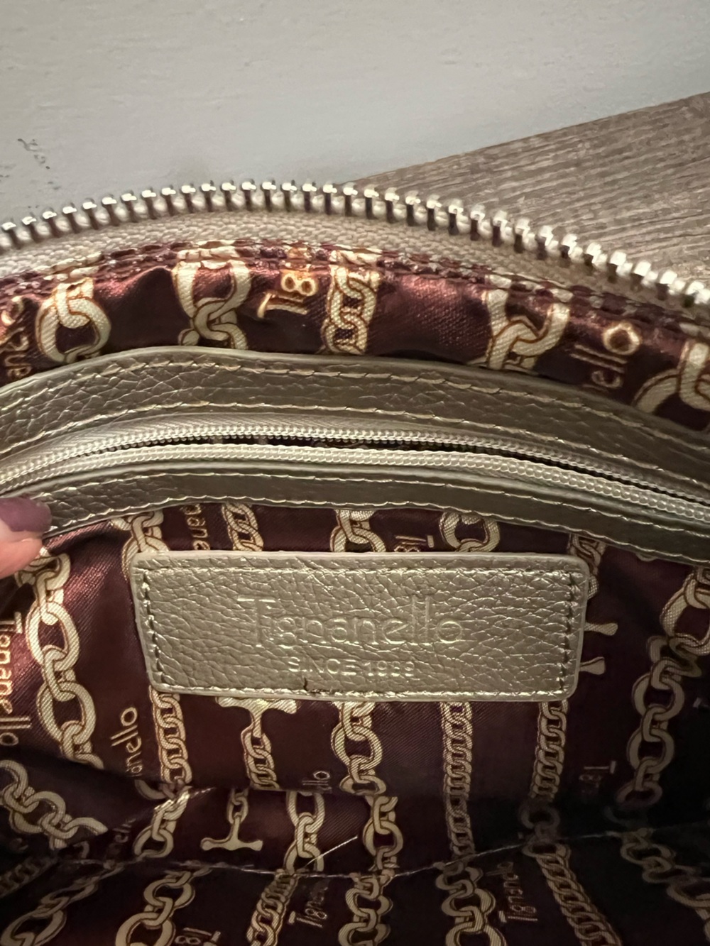 Tignanello Metallic Silver Pebbled Leather Crossbody with Keyring EUC - Picture 5 of 12